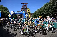 Die Fahrer der Deutschlandtour starten vor der Kulisse des Förderturms der Zeche Zollverein zur ersten Etappe. Die erste Etappe führt über 202,6 Kilometer von Essen nach Herford. - © Federico Gambarini/dpa