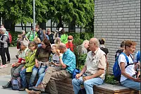 Halbstündige Pause: Die Sitzplätze vor der Kirche in Bergkirchen waren schnell besetzt. - © Erol Kamisli
