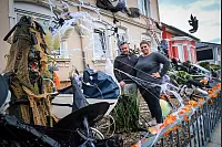 Etliche Stunden haben Sascha Zöllner und Nadine Wangorsch aus Herford damit verbracht, das Haus passend zu Halloween zu dekorieren. Geister, Spinnen, Hexen - alles ist dabei. - © Kathrin Weege