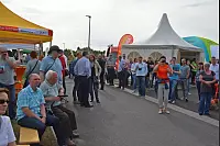 WAVE-TROPHY 2016 - Größte E-Automobilrallye tankt in Dörentrup auf.
Weltrekord mit den meisten zeitgleich aufgeladenen Elektrofahrzeugen mit erneuerbaren Energien geschafft. Viele verschiedene E-Fahrzeuge wurden präsentiert. - © Tanja Watermann