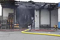 Ein Großbrand in einer Verzinkerei in Barntrup sorgt für große Rauchschwaden. - © Karl-Heinz Krull