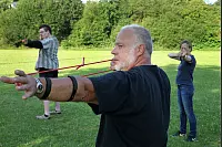 Dehnübungen mit Horst Tannhäuser. - © Bernhard Preuß