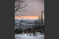 Dieser Blick &uuml;ber den Teutoburger Wald l&auml;sst sich bei winterlicher Abendstimmung genie&szlig;en. - &copy; Katharina Fischer-Gr&uuml;nschlag