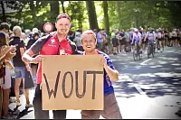 Zwei Radsportfans warten an der Bergwertung bei Peter auf'm Berge in Bielefeld auf Wout van Aert. - © Mike-Dennis Müller