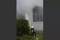 Ein Großbrand in einer Verzinkerei in Barntrup sorgt für große Rauchschwaden. - © Karl-Heinz Krull