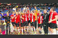 2015: Bei der Premiere in der Lemgoer Lipperlandhalle siegt der Post-SV Detmold. Im Finale setzt sich das Team von Trainer Andreas Goll vor 3200 Zuschauern nach Neunmeterschießen gegen Titelverteidiger RSV Barntrup durch. Auch im Halbfinale musste der spätere Titelträger lange zittern (6:4 nach Neunmeterschießen gegen FC Augustdorf mit dem besten Torwart Björn Wirtz). Bester Turnierspieler ist Posts Christian Schiprowski. - © LZ-Archiv