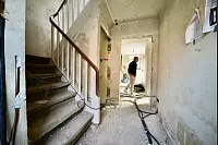 Innerhalb von nur einem Monat wird das ganze Haus in Bielefeld saniert. - © Peter Unger