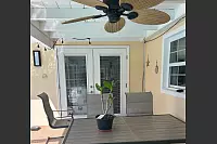 Die Rietberger Familie lebt in den USA auf 120 Quadratmetern. Das Haus verfügt über mehrere Schlafzimmer, Badezimmer, einen Wohn- und Essbereich, Küche sowie einen Pool. - © Familie Lehmann