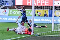 18.10.2025, Fussball, 2.Liga, Saison 2024/2025, SC Paderborn 07 - DSC Arminia Bielefeld, Monju Momuluh (DSC Arminia Bielefeld) erzielt das Tor zum 1:2, Dennis Seimen (SC Paderborn 07)
Foto: Teresa Kroeger - © Teresa Kroeger