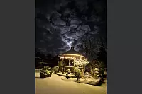 Dieser verschneite Garten befindet sich in Blomberg-Br&uuml;ntrup. - &copy; Reinhard Hey