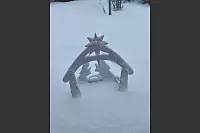 Diese verschneite Krippe steht in einem lippischen Vorgarten. - &copy; Heike Albrecht