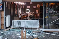 Die Detonation zerstörte die Schaufensterscheiben und große Teile des Ladens. - © Mike-Dennis Müller