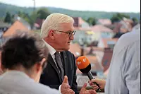 Bundespräsident Frank-Walter Steinmeier kommt zum Sommerinterview in den Lippischen Hof in Bad Salzuflen. ZDF-Moderation Bettina Schausten führt das Interview, das für das Politmagazin "Berlin direkt" aufgezeichnet wurde. - © Heidi Stork