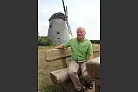 Siegfried Schröder, stellvertretender Vorsitzender des Heimatvereins, an der Windmühle. - © Marlen Grote