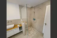 F&uuml;r die beiden gro&szlig;z&uuml;gigen neuen B&auml;der &ndash; hier das im Erdgeschoss mit ebenerdiger, gro&szlig;er Dusche - wurden zwei kleine Schlafzimmer umgenutzt. - &copy; Andreas Zobe