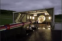 Auch Flugzeugteile, wie hier ein Cockpit, lassen Hersteller bei der IABG testen. Dafür werden etwa Elemente per Druckluft durch ein Rohr aufs Cockpit geschossen. - © IABG