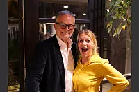 Hart aber Pawellek: Frank Plasberg und seine Frau Anne Gesthuysen plaudern mit Louis Pawellek im Kurtheater. - © Thomas Krügler