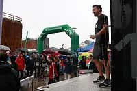 Startklar: Beim achten AOK-Firmenlauf haben zahlreiche Sportler dem Regen getrotzt. - © Yvonne Glandien