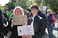 Klima retten: Rund 2000 Menschen gehen in Detmold bei der bislang größten "Fridays for Future"-Demo auf die Straße. - © Bernhard Preuss