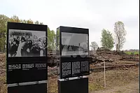 Menschen auf dem Weg zur Gaskammer zeigt das Bild vor einem der vier zerstörten Krematorien von Auschwitz-Birkenau - © Silke Buhrmester(LZ)