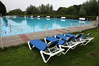 15 Grad Lufttemperatur und Regenwolken. Wer hat da Lust zu schwimmen? Ein Blick ins Freibad Berlebeck-Heiligenkirchen bei Schlechtwetter. - © Foto: Preuss