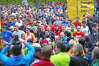 Mehr als 7.000 L&auml;ufer starteten zum 45. Hermannslauf am Hermannsdenkmal in Detmold. - &copy; Sarah Jonek