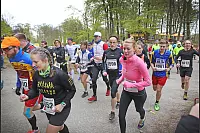 Mehr als 7.000 L&auml;ufer starteten zum 45. Hermannslauf am Hermannsdenkmal in Detmold. - &copy; Sarah Jonek