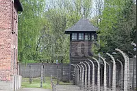 Kein Entkommen: Die doppelt gesicherte Umzäunung und Wachturm im Stammlager Auschwitz I - © Silke Buhrmester(LZ)