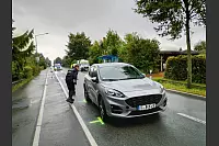 Szenen kurz nach dem Unfall: Die Polizei untersucht den Vorfall. - © Claus Frickemeier