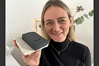 Nelli Sch&ouml;ttle zeigt die bei M&auml;nnern sehr beliebte schwarze Seife, die Aktivkohle beinhaltet. - &copy; Nicole Sielermann