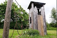 Der Aufgang des alten Kletterturms auf dem Spielplatz am Harnackweg in Hörste ist teilweise mit Brettern vernagelt. Hoch kommen Kinder durch das daneben befestigte Seil dennoch. - © Foto: Bockwinkel