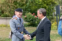 Ministerpräsident verleiht auf dem Schloßplatz der Panzerbrigade 21 „Lipperland“ der Bundeswehr das Fahnenband des Landes Nordrhein-Westfalen. - © Jannik Stodiek