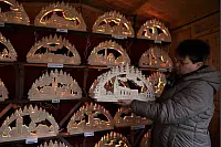 Helga Frewert zeigt die Schwippbögen mit lokalen Motiven, unter anderem die Stadtsilhouette von Höxter. - © Simone Flörke