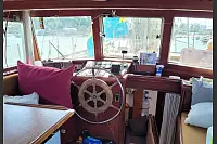 Unendliche Freiheit auf engstem Raum: Von hier aus steuert die Familie durch die Ozeane - © Denise Brömstrup