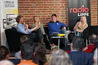 Radio-Lippe-Sportmoderator Frank Schröder spricht mit Franziska Müller (HSG Blomberg-Lippe), Jari Lemke (TBV Lemgo Lippe) und Schiedrichterin Lisa Glowatzki. - © Bernhard Preuss