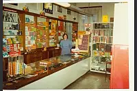 1967: Kunterbunte Warenauslage hinter der Holztheke. - © Archiv Biesemeier
