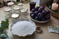 F&uuml;r die weihnachtliche Pflaumen-Zimt-Marmelade mit Rotwein sind nur wenige Zutaten notwendig. - &copy; Veronika Kinsfator