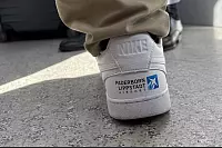 Klaus Marx arbeitet seit Jahren auch für den Flughafen Paderborn/Lippstadt - das ist sogar an seinem Schuhwerk zu erkennen. - © Jens Reddeker