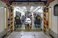 Blick aus dem Heck: Gro&szlig;z&uuml;giger Innenraum f&uuml;r umfangreiche Ausr&uuml;stung und Teamarbeit. - &copy; Andreas Zobe