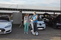 WAVE-TROPHY 2016 - Größte E-Automobilrallye tankt in Dörentrup auf.
Weltrekord mit den meisten zeitgleich aufgeladenen Elektrofahrzeugen mit erneuerbaren Energien geschafft. Viele verschiedene E-Fahrzeuge wurden präsentiert. - © Tanja Watermann
