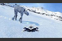«Zielt auf die Beine!» Manche Kämpfe gehen trotz aller Fingerfertigkeiten verloren. Hier das Duell Gleiter gegen Kampfläufer AT-AT auf der Eiswelt Hoth. - © The LEGO Group/STAR WARS & Lucasfilm Ltd. & Warner Bros. Entertainment Inc/dpa-tmn
