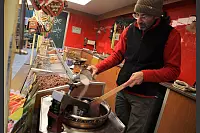 Marcus Notz verkauft am häufigsten die klassischen Mandeln. - © Simone Flörke