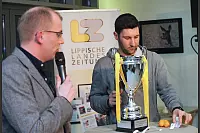 Stargast Stephan Salger zieht die Paarungen der Männermannschaften des LZ-Cups. - © Vera Gerstendorf-Welle