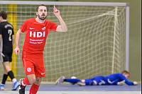 Freud und Leid nahe beieinander: W&auml;hrend Phillip Herclik von der SV Diestelbruch-Mosebeck &uuml;ber sein Tor jubelt, liegt FSV Pivitsheide-Torh&uuml;ter Justin Borrmann v&ouml;llig bedient am Boden. - &copy; EGON PENNER