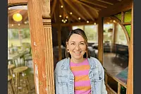 Chiara Reckmann arbeitet als Grundschullehrerin an einer Schule in Westerwiehe. Sie lebt gemeinsam mit ihren zwei Söhnen (ein und sieben Jahre alt) und ihrem Mann auf dessen elterlichen Hof in Rietberg. Ihre Schwägerin betreibt auf dem Gelände die Farm „Eden Alpakas“. - © Lena Vanessa Bleck