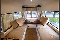 Vanessa Grant hat den Bulli mit viel Liebe zum Detail in den Farbtönen Beige und Weiß eingerichtet – mit goldenen Akzenten. - © Andreas Frücht