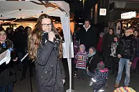 Freie Gesanggruppe Jasmin (14) und ihre Freunde boten ein kleines Konzert mit Popsongs auf dem Oerlinghauser Weihnachtsmarkt. - &copy; Sibylle Kemna