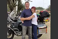 Das Foto aus den Anfangsjahren in Paraguay zeigt Elli und Ernst Pankratz bei einer Motorrad-Tour. Die beiden sind auch Mitglieder im BMW-Club Paraguay, der sich vor zwei Jahren gegründet hat. - © Pankratz
