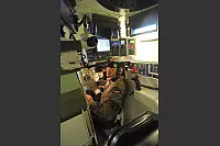 Oberstabsgefreiter Franz Ommer sitzt auf dem Richtschützenplatz im Gefechtssimulator - © Vera Gerstendorf-Welle