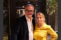 Hart aber Pawellek: Frank Plasberg und seine Frau Anne Gesthuysen plaudern mit Louis Pawellek im Kurtheater. - © Thomas Krügler